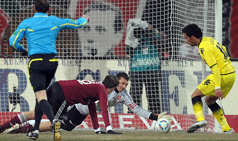 http://bilder.sportsandbytes.de/bvb/2011_2012/BarriosST_1328305958.jpg