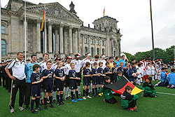 Historische Kulisse f�r den Blindenfu�ball: Die Aktiven vor dem Reichstagsgeb�ude in Berlin