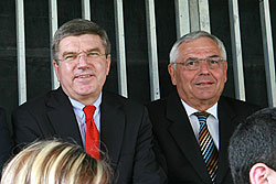 Verfolgten gespannt das Spielgeschehen: Karl Rothmund und DOSB-Pr�sident Dr. Thomas Bach