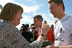 Ehrte den neuen Deutschen Meister: DFB-Vizepr�sidentin Hannelore Ratzeburg