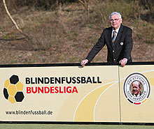 Karl Rothmund: F�r viele blinde und sehbehinderte Menschen ist Fu�ball die gr��te Leidenschaft.