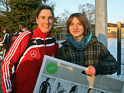 Der Foto-Kalender als Andenken: Birgit Prinz (l.) und Sara