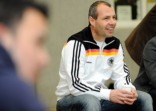 Axel Roos im angeregten Gespr�ch mit den Gefangenen