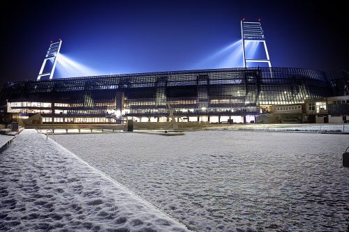 Blick vom Stadionbad auf die S�dfassade    Foto: Matthias Knust